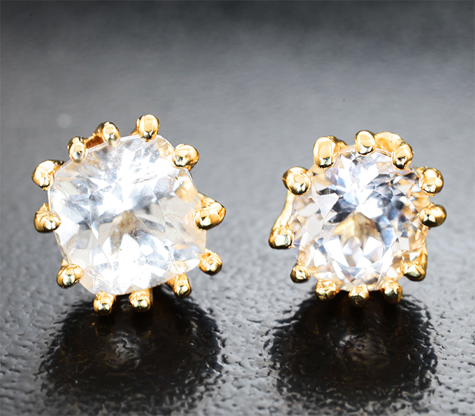 Золото Пусеты с фенакитом 1,56 карата и данбуритом 1,37 карата