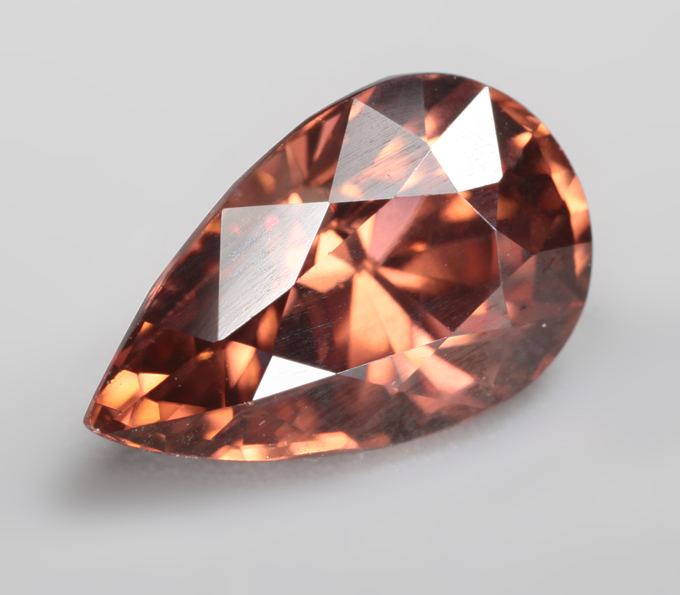 Чистейший розовато-оранжевый циркон 2,93 карата