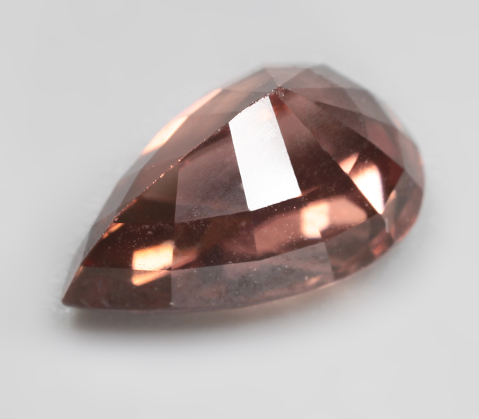 Чистейший розовато-оранжевый циркон 2,93 карата