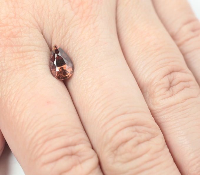 Чистейший розовато-оранжевый циркон 2,93 карата