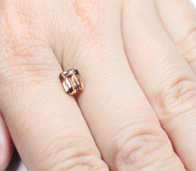 Желто-оранжевый циркон 1,94 карата