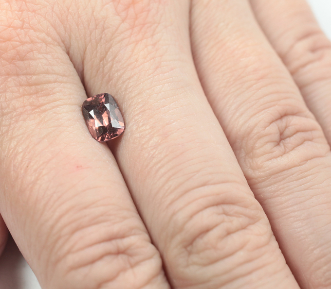 Розовато-оранжевый циркон высокой чистоты 2,47 карата