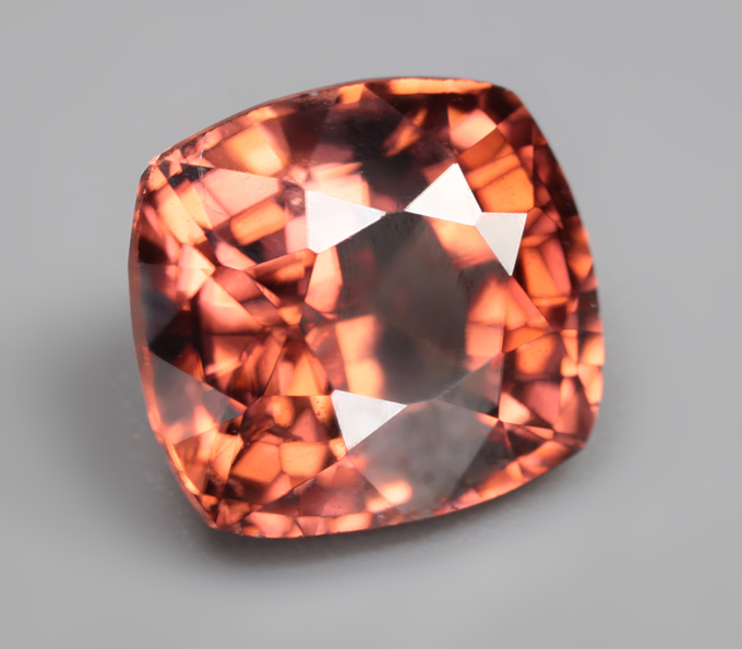 Чистейший красновато-оранжевый циркон 2,96 карата