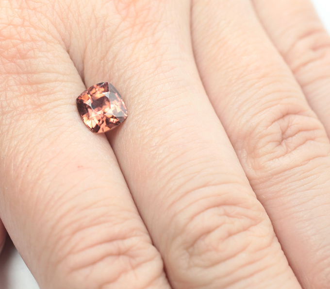 Чистейший красновато-оранжевый циркон 2,96 карата