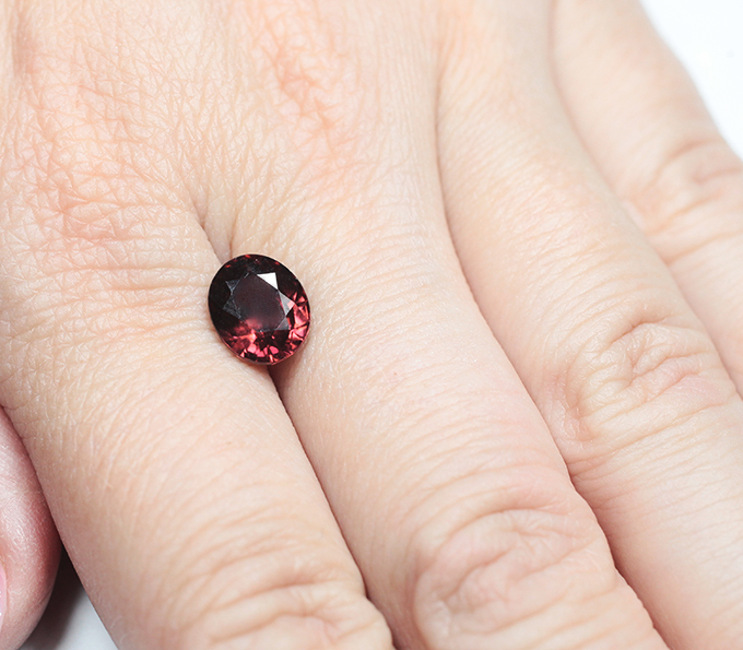 Чистейший оранжево-красный циркон 3,66 карата