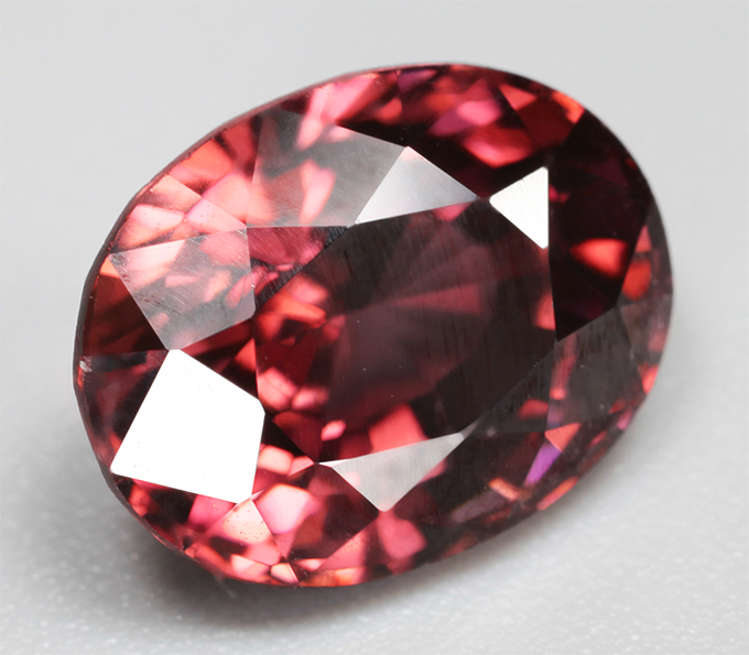 Чистейший оранжевато-красный циркон 4,01 карата