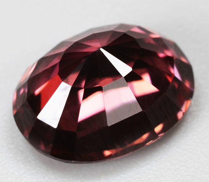 Чистейший оранжевато-красный циркон 4,01 карата