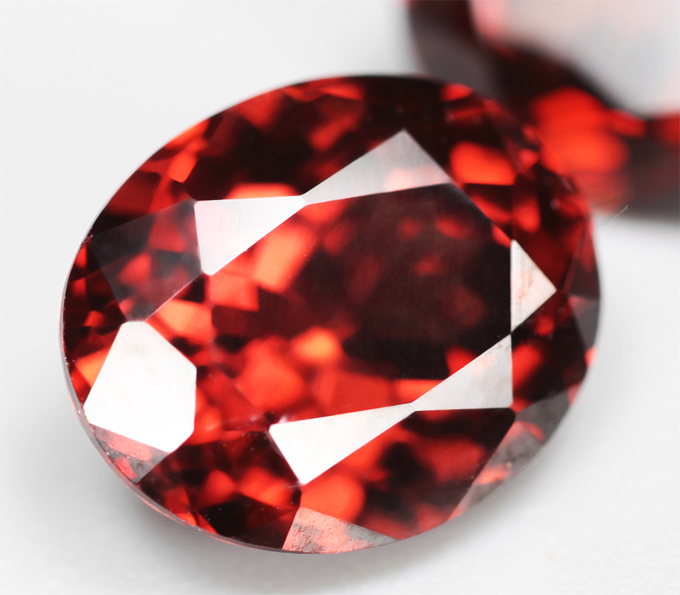 Редкая пара красных цирконов 5,18 карата