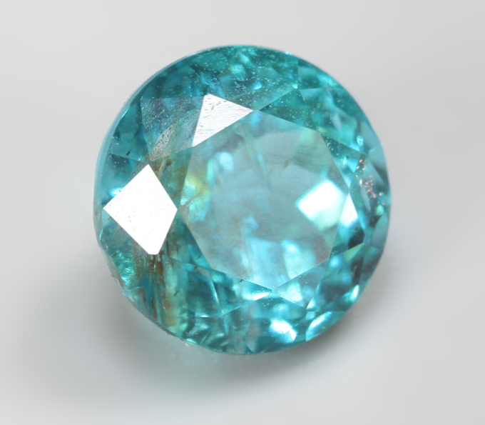 "Неоновый" апатит 2,2 карата