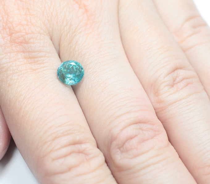 "Неоновый" апатит 2,2 карата