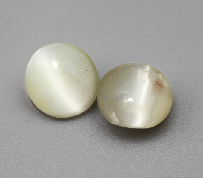 Редкая пара хризобериллов с эффектом кошачьего глаза 2,31 карата