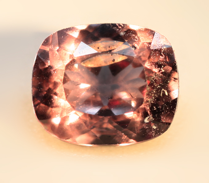 Розовато-пурпурный гранат со сменой цвета 0,64 карата