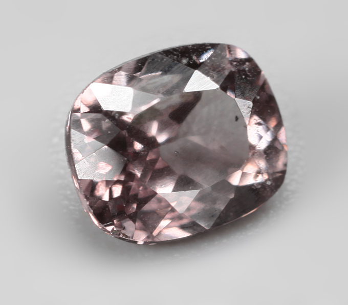 Розовато-пурпурный гранат со сменой цвета 0,64 карата