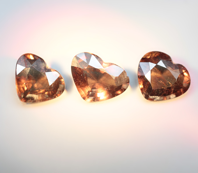 Крупный набор из 3 зеленых гранатов со сменой цвета 5,53 карата