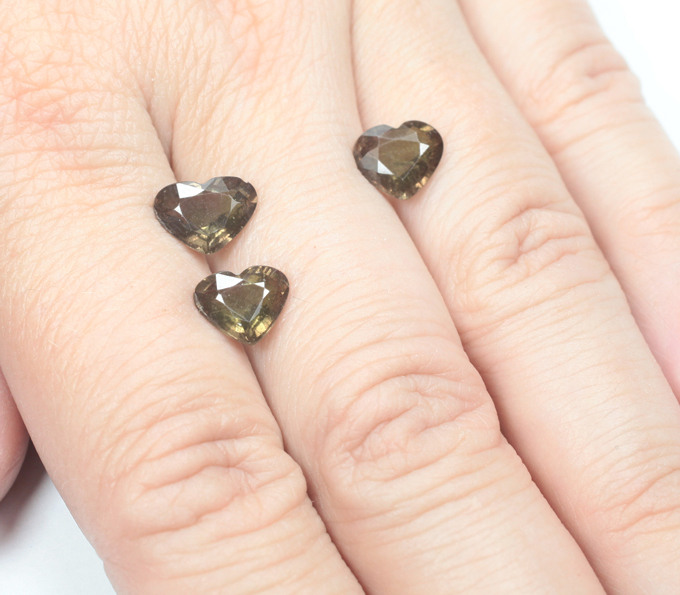 Крупный набор из 3 зеленых гранатов со сменой цвета 5,53 карата