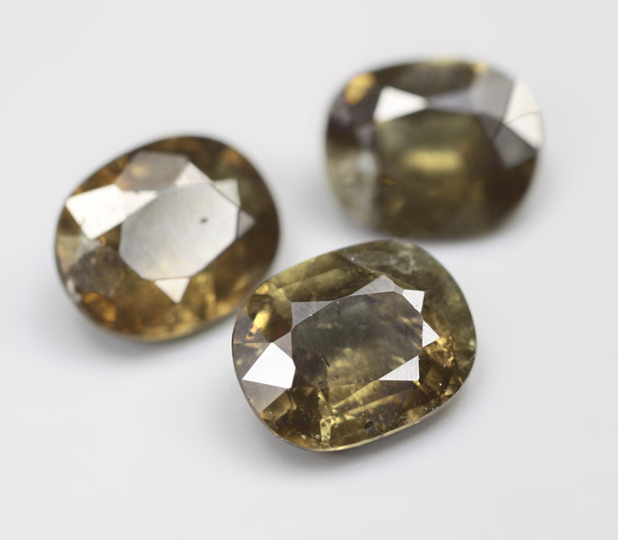 Крупный набор из 3 зеленых гранатов со сменой цвета 6,21 карата