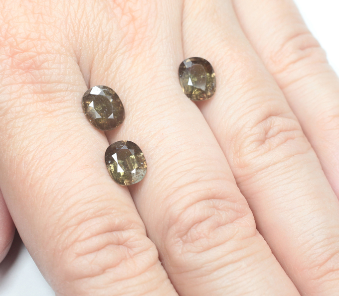 Крупный набор из 3 зеленых гранатов со сменой цвета 6,21 карата