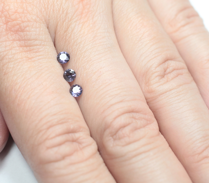 Редкий набор из 3 фиолетовых гранатов со сменой цвета 0,65 карата