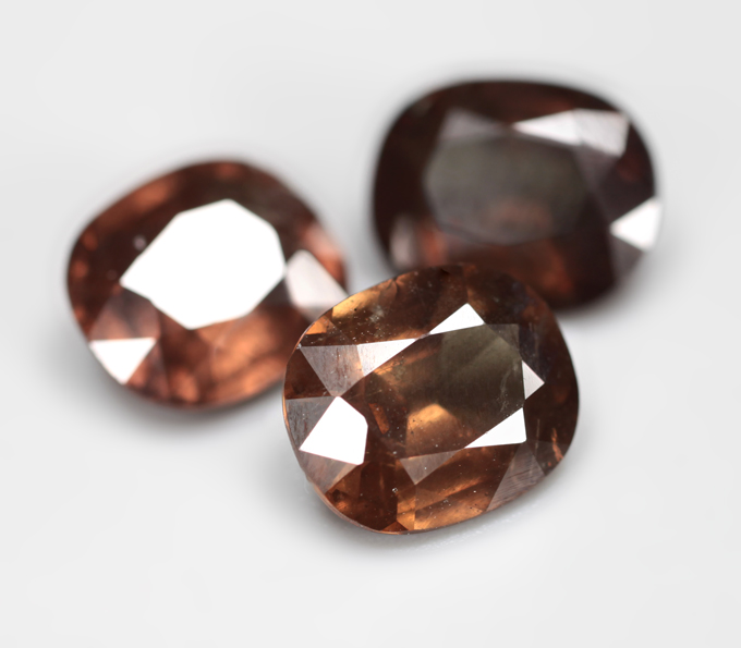 Крупный набор из 3 гранатов со сменой цвета 8,38 карата