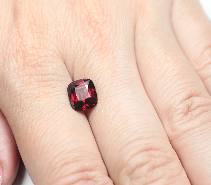 Чистейший умбалит гранат 3,47 карата