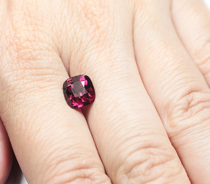 Чистейший умбалит гранат 3,95 карата