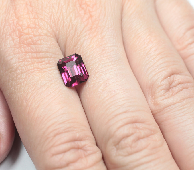 Чистейший умбалит гранат 4,1 карата