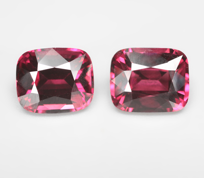 Редкая пара чистейших умбалитов гранатов 7,31 карата