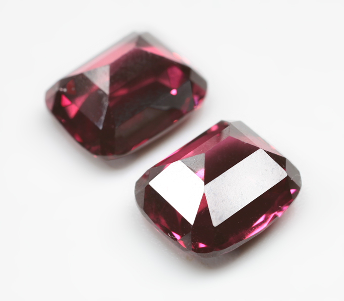 Редкая пара чистейших умбалитов гранатов 7,31 карата