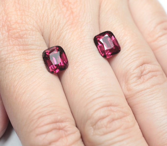 Редкая пара чистейших умбалитов гранатов 7,31 карата