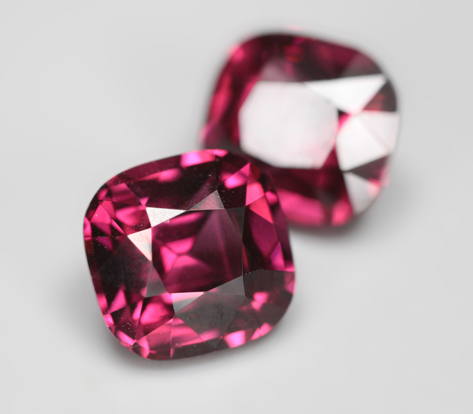 Редкая пара чистейших умбалитов гранатов 7,11 карата