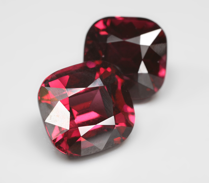 Редкая пара чистейших умбалитов гранатов 8,82 карата