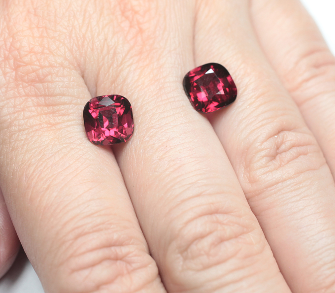 Редкая пара чистейших умбалитов гранатов 8,82 карата