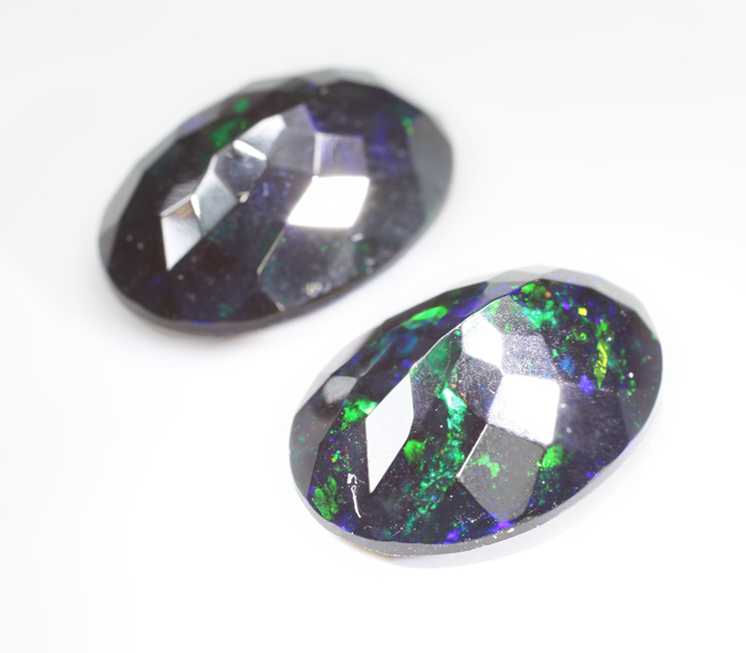 Крупная пара ограненных черных опалов 6,05 карата