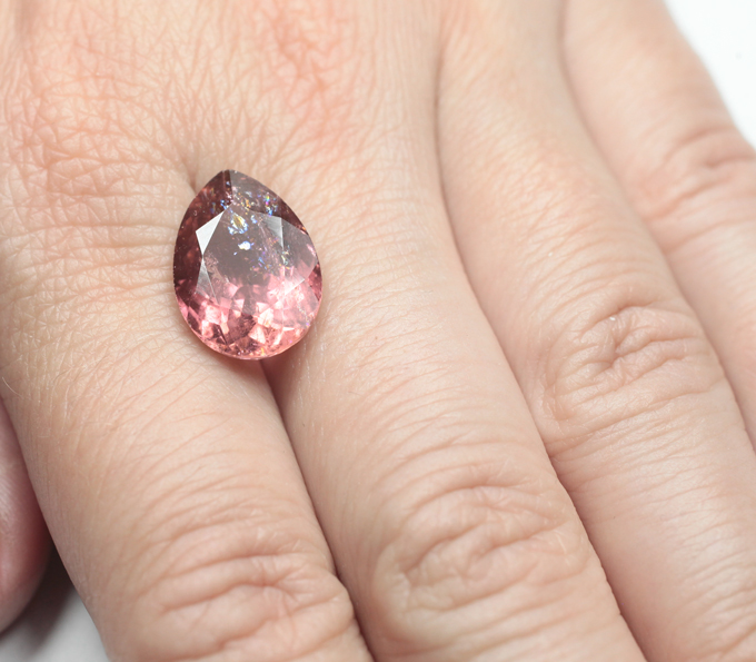 Крупный полихромный турмалин 8,85 карата