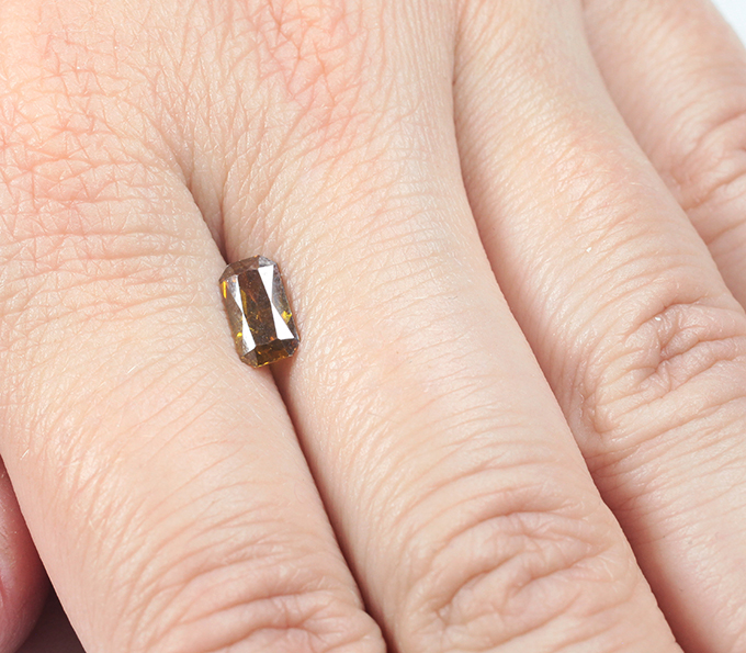 Оранжевато-желтый сфалерит редкой огранки 1,26 карата