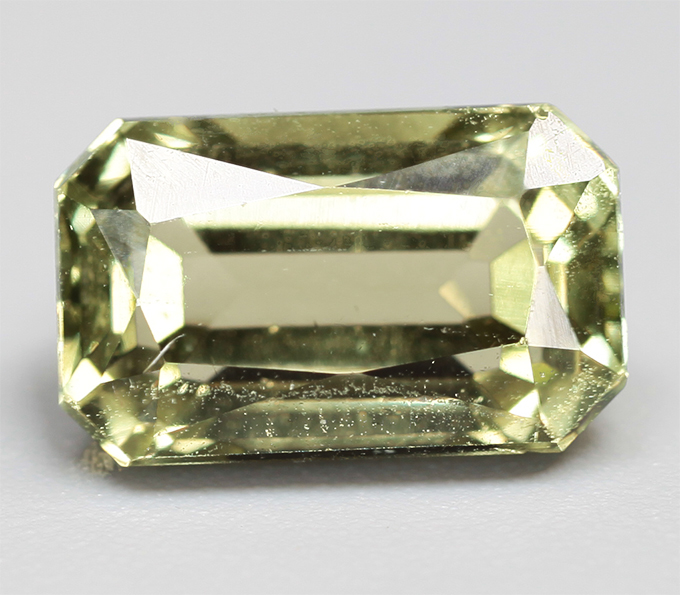 Желто-зеленый апатит 2,02 карата