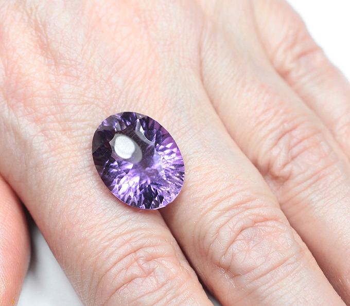 Чистейший аметист лазерной огранки 14,79 карата