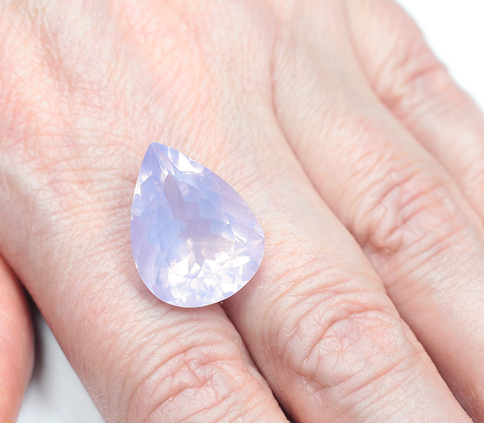 Чистейший крупный лавандовый аметист 15,97 карата