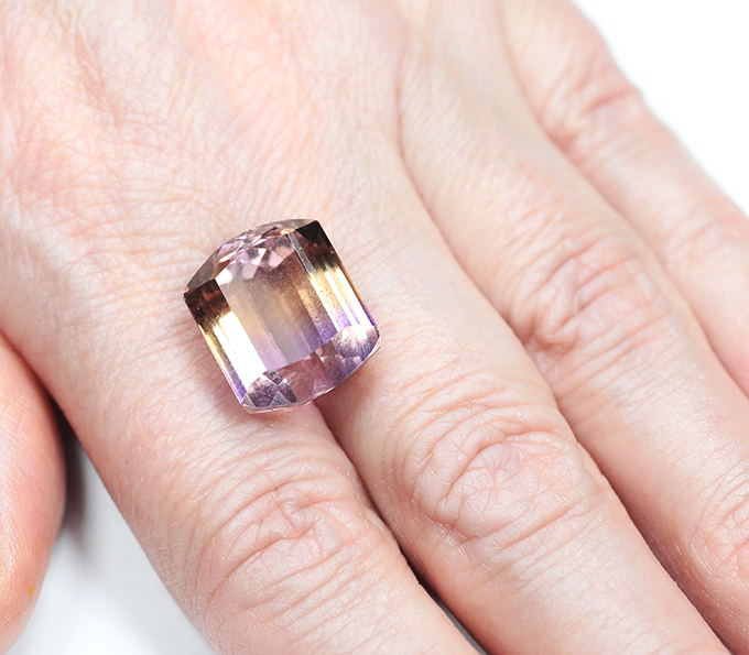 Крупный чистейший контрастный аметрин 17,65 карата