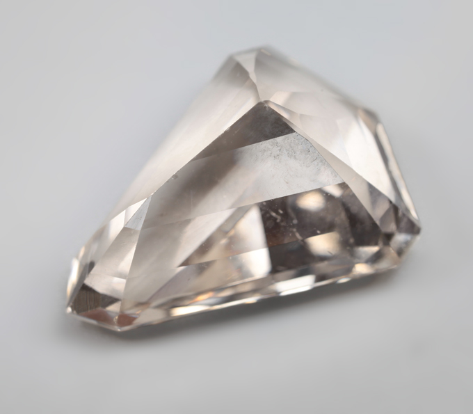 Крупный империал топаз авторской огранки 18,01 кеарата