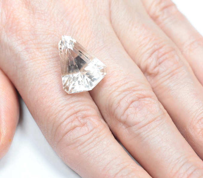 Крупный империал топаз авторской огранки 18,01 кеарата