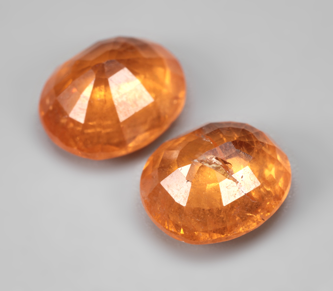 Крупная пара спессартинов гранатов цвета «фанта» 6,25 карата