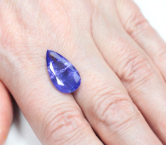 Крупный насыщенный танзанит 8,45 карата