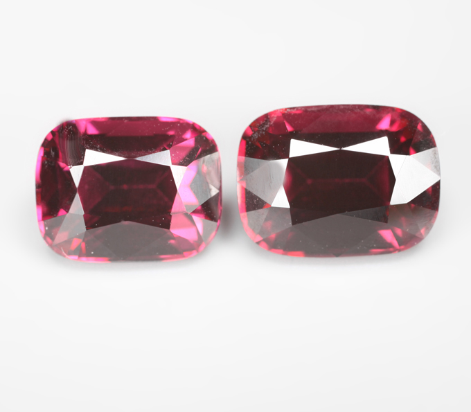 Крупная пара умбалитов гранатов топовых цветовых характеристик 7,92 карата