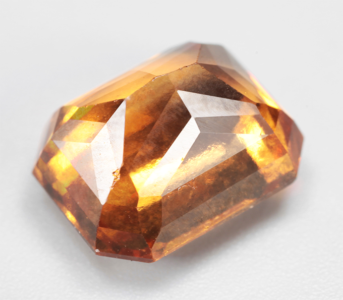 Крупный спессартин гранат 7,04 карата