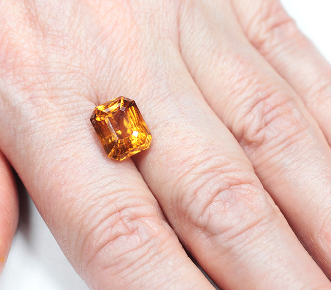 Крупный спессартин гранат 7,04 карата