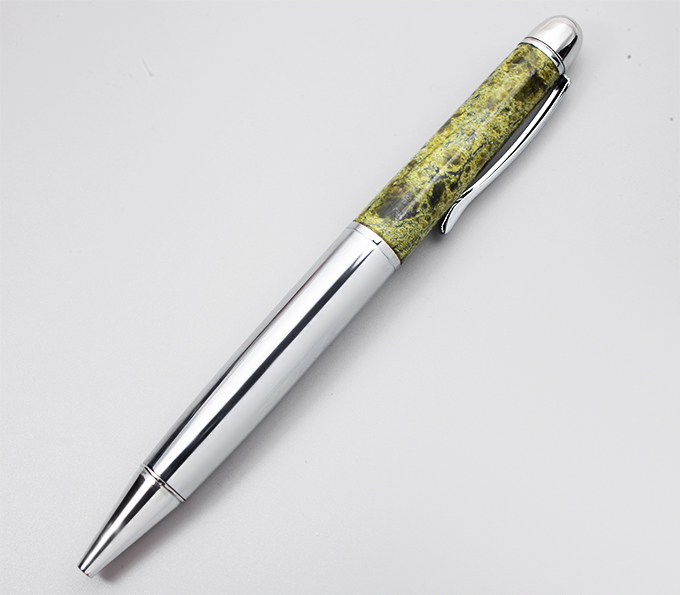 Шариковая ручка со серпентинитом