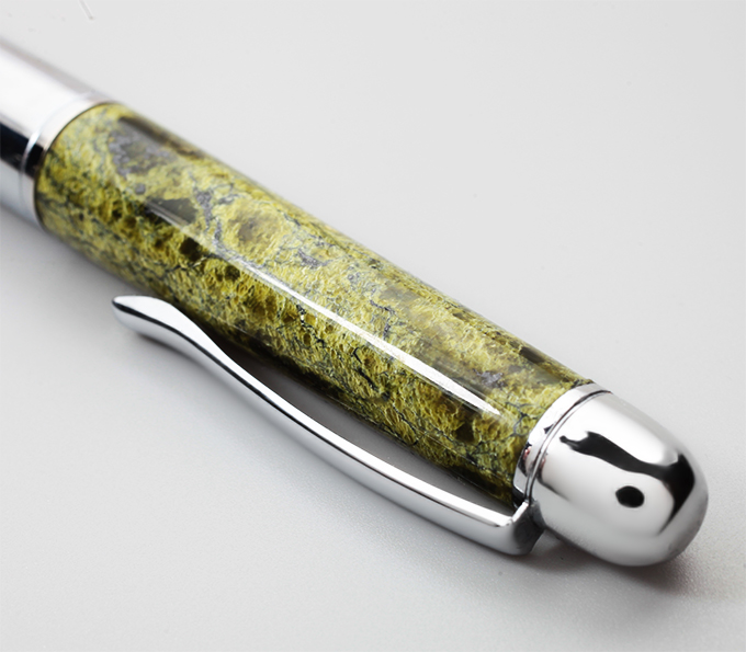 Шариковая ручка со серпентинитом