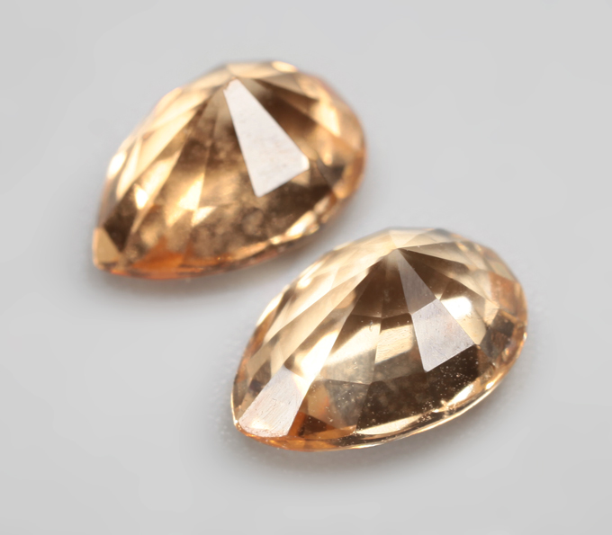 Пара гессонитов гранатов 2,95 карата