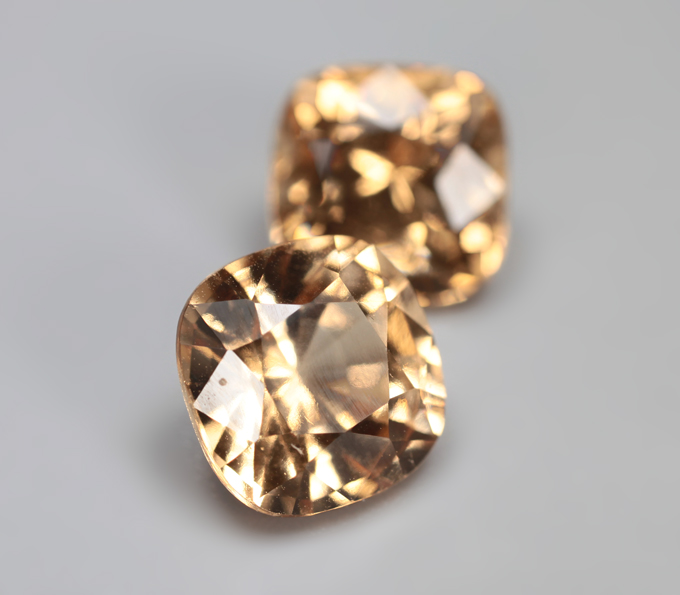 Крупная пара гессонитов гранатов 4,81 карата